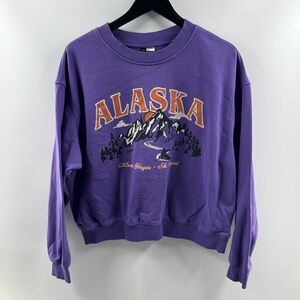 H&M Alaska Cropped Crew Neck Sweatshirt Purple Size XL Graphic Pullover